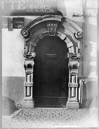 Porte d'entrée : fronton, sculptures