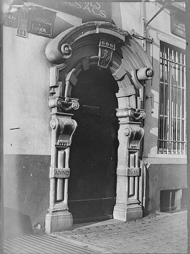 Porte d'entrée : fronton, sculptures