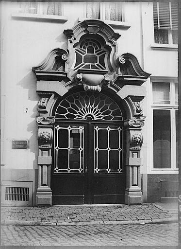 Porte d'entrée : fronton, sculptures, tympan à vitrail