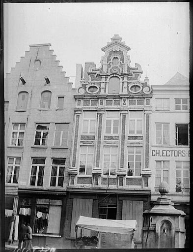Maisons à pignons sur rue, devantures de boutiques