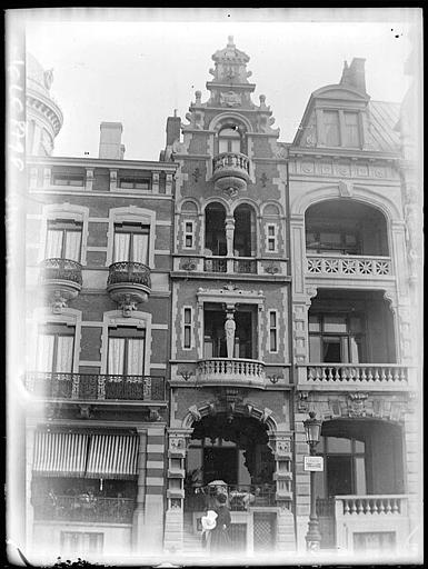Façades de maisons anciennes sur rue : balcon en fer forgé