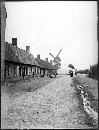 Moulin à vent et maisons sur la route de Furnes à Ypres