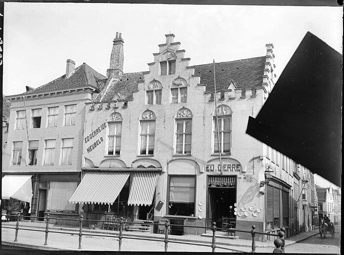 Maisons à pignons sur rue, devantures de boutiques