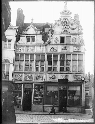 Maisons à pignons sur rue, devantures de boutiques