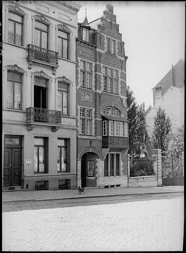 Hôtel moderne et maisons à pignons sur rue