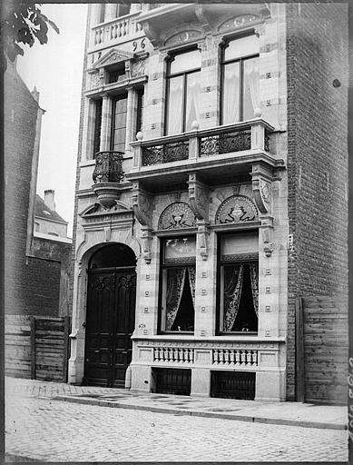 Façades sur rue : fenestrage et porte d'entrée