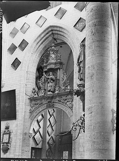 Intérieur : arcade d'une chapelle et sculptures
