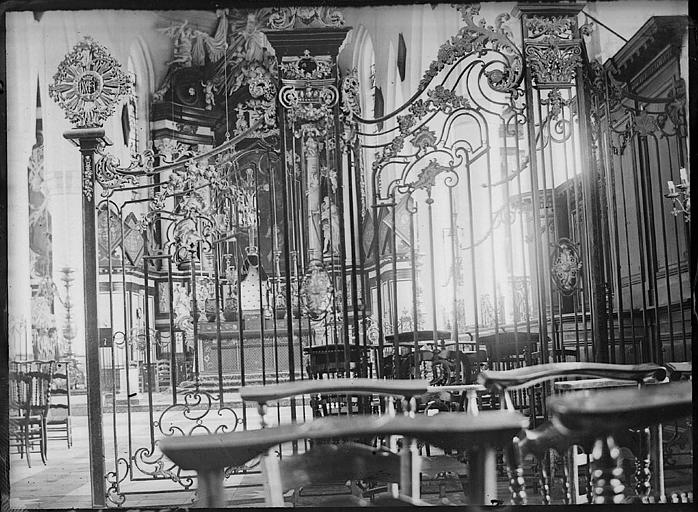 Intérieur : grille en fer forgé du choeur