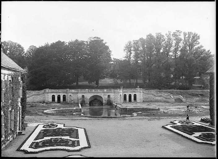 Parc : terrasse en terre-plein à balustrade, bassin, parterres de fleurs