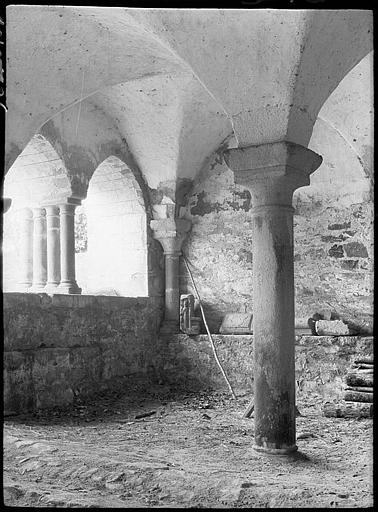 Cloître : baies et  colonnes