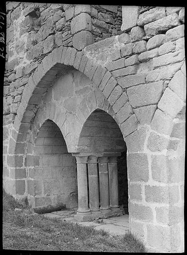 Cloître : baies extérieures, colonnettes