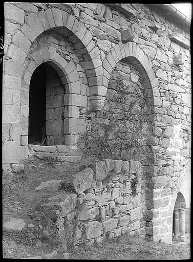 Cloître : baie extérieure et porte murée