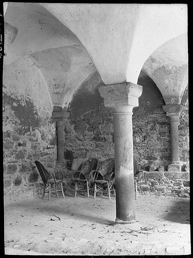 Cloître : pilier et départ de voûtes