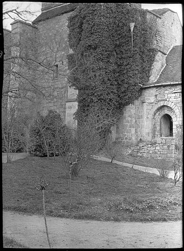 Cloître : façade sur jardin