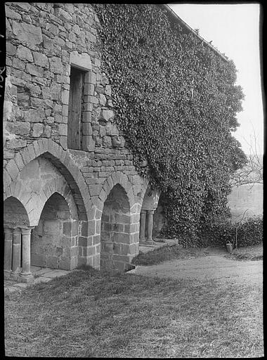 Cloître : façade sur jardin