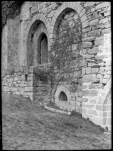 Cloître : baie extérieure et porte murée