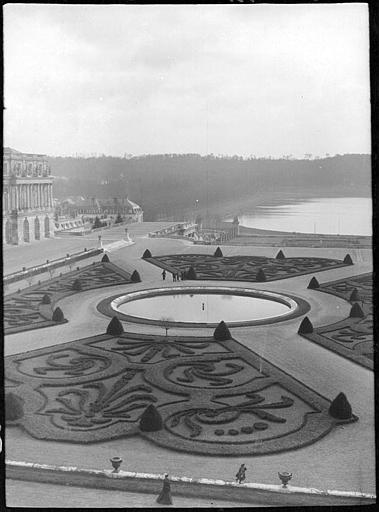 Parterres, bassin et canal vus du château