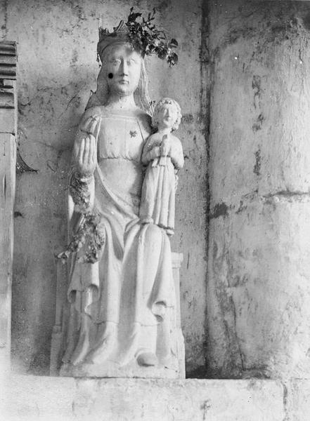 statue assise de la Vierge à l'Enfant (autel latéral sud)