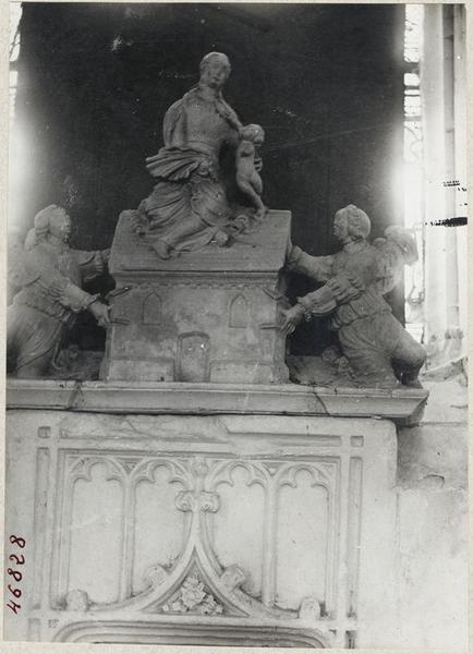 groupe sculpté : Vierge de Lorette soutenue par deux anges, vue générale