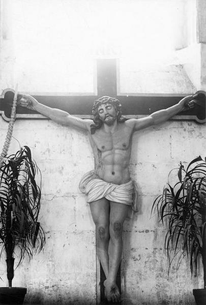 statue : Christ en croix, vue générale