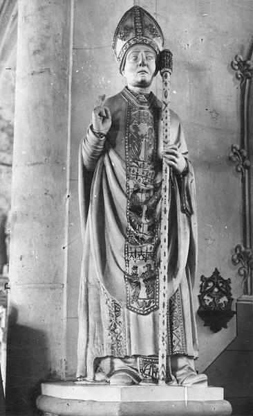 statue : Évêque en chasuble, vue générale