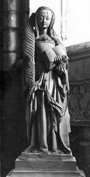 statue : sainte martyre, vue générale