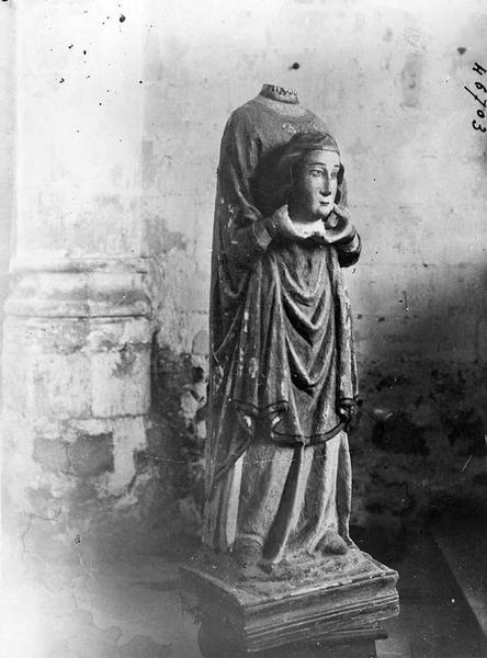 statue : sainte Tanche portant sa tête, vue générale - © Ministère de la Culture (France), Médiathèque du patrimoine et de la photographie (objets mobiliers), tous droits réservés