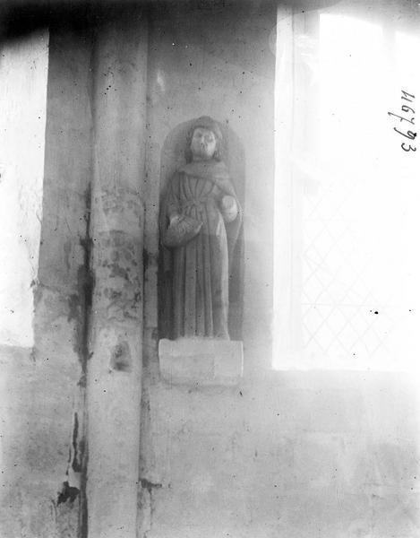 statue : saint Yves, vue générale