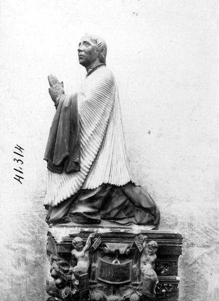 statue : Chanoine Bréjard en prière, socle, vue générale