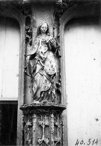 statue : sainte Savine (?), vue générale