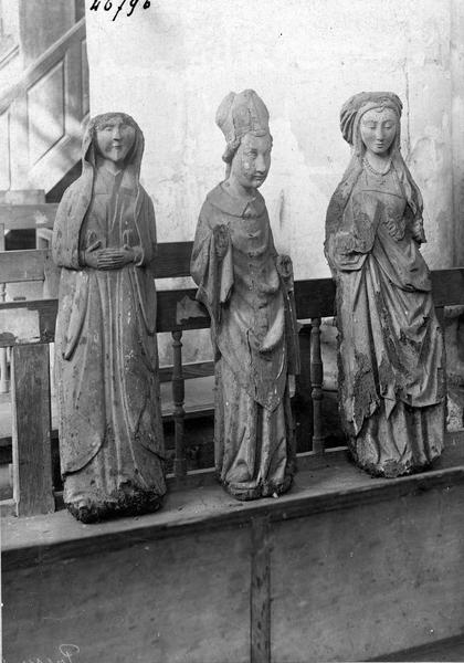 3 statues : Vierge de douleur, sainte, évêque (disparues)