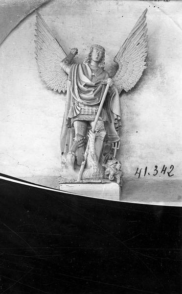 statue : saint Michel terrassant le dragon, vue générale