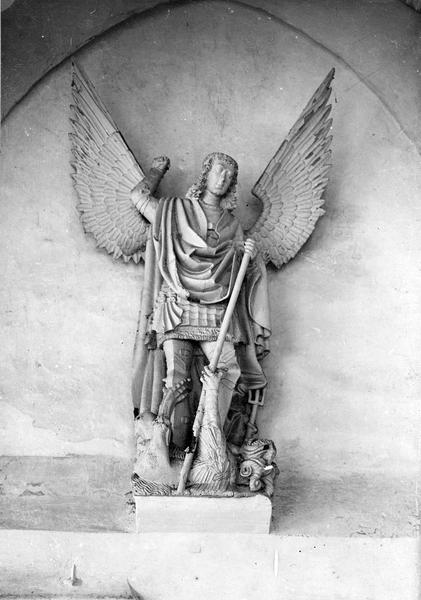 statue : saint Michel terrassant le dragon, vue générale