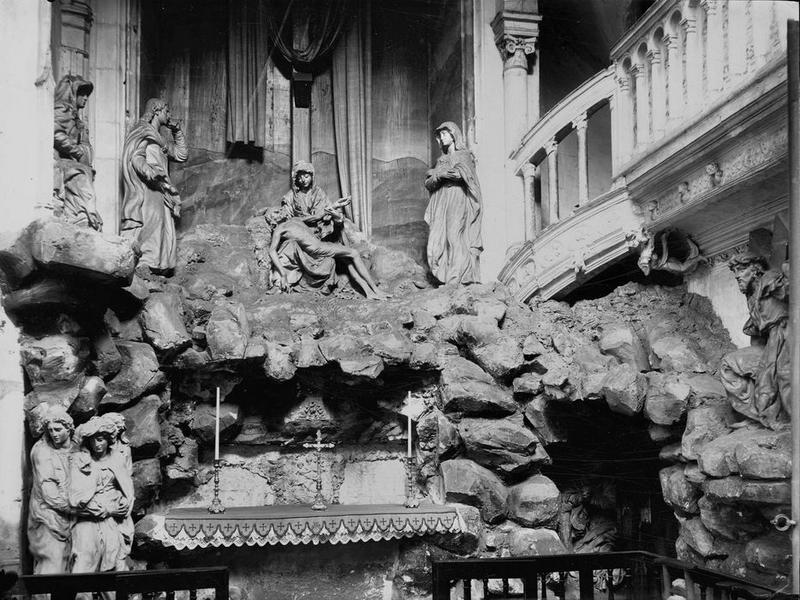 statues : Vierge et saint Jean de Calvaire, vue générale ; groupe sculpté : Saint Jean et sainte Madeleine soutenant la Vierge, Vierge de pitié, vue générale - © Ministère de la Culture (France), Médiathèque du patrimoine et de la photographie (objets mobiliers), tous droits réservés