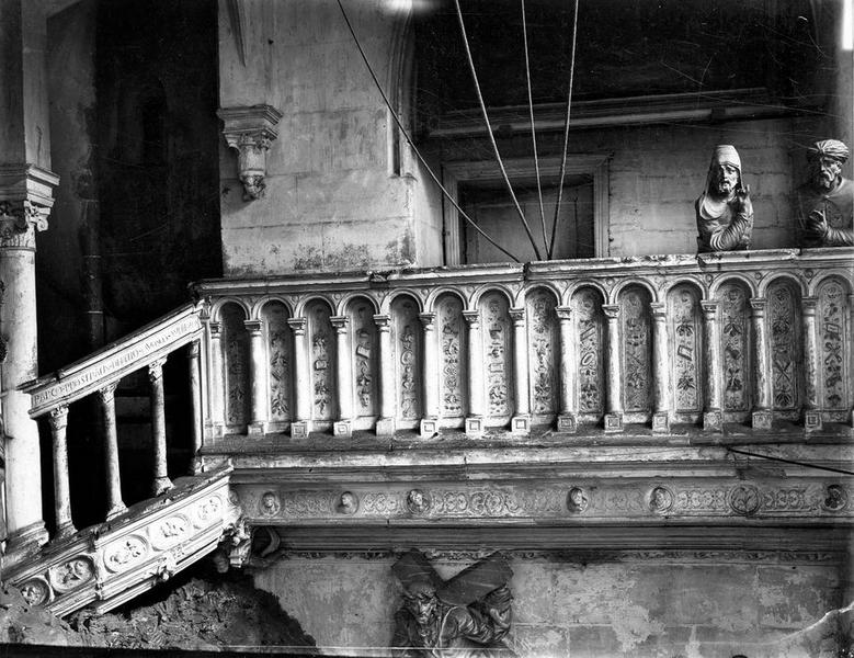 bustes dits Juifs sur une galerie, vue générale - © Ministère de la Culture (France), Médiathèque du patrimoine et de la photographie (objets mobiliers), tous droits réservés