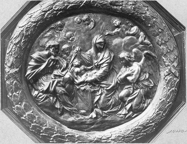 médaillon en bas-relief : Jésus adoré par les anges, vue générale - © Ministère de la Culture (France), Médiathèque du patrimoine et de la photographie (objets mobiliers), tous droits réservés