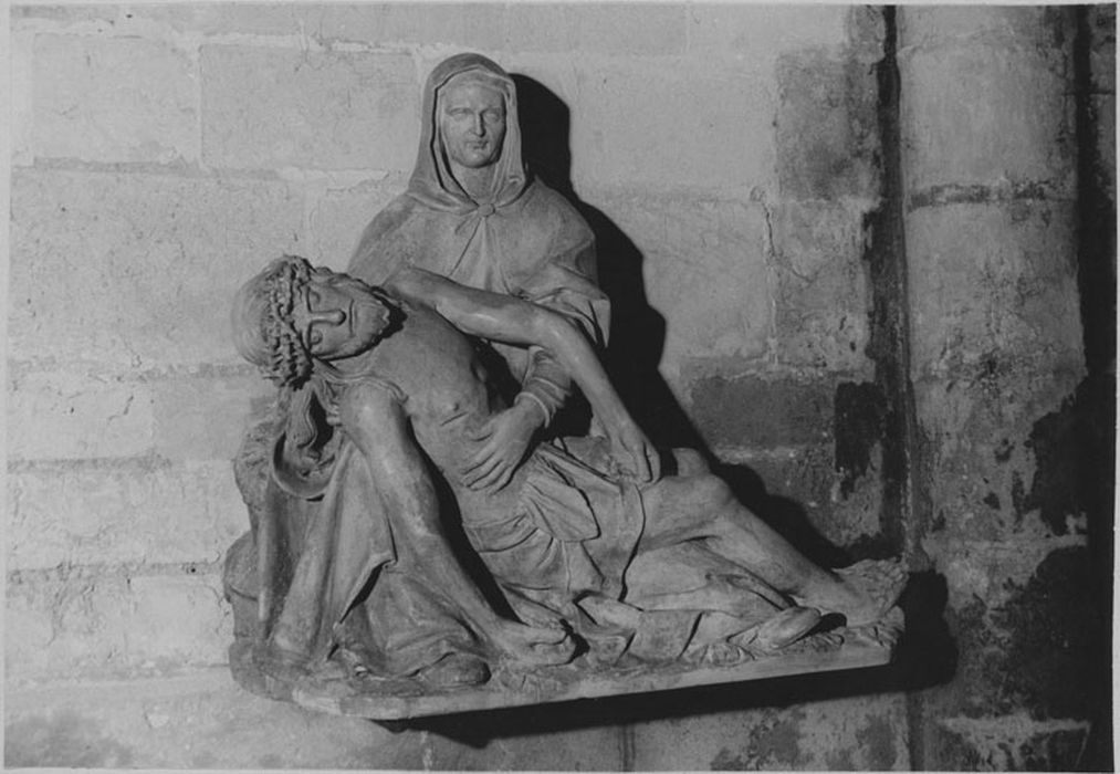 Groupe sculpté : Vierge de Pitié, après restauration