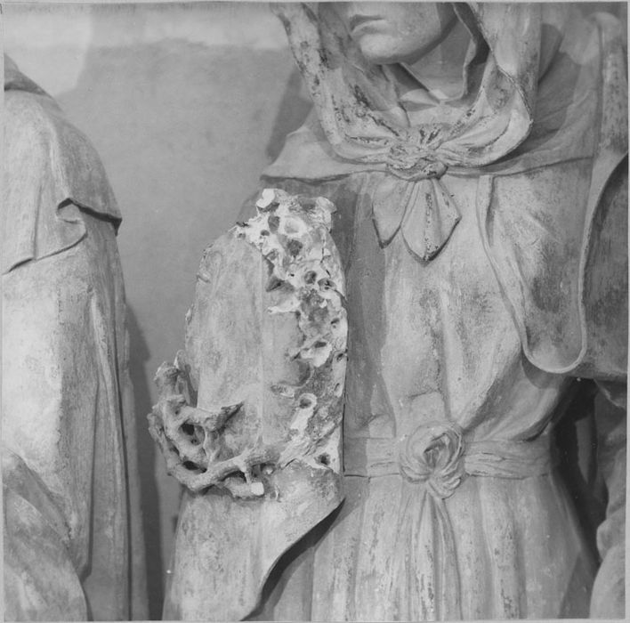 Saint Sépulcre : sainte femme, avant restauration (détail)