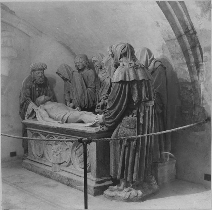 Saint Sépulcre : autour du Christ mort, Joseph d’Arimathie, la Vierge, saint Jean, les trois saintes femmes et Nicodème