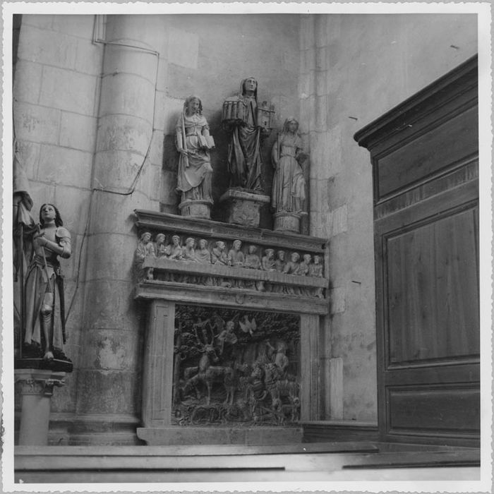 Demi-relief : Cène ; Retable (bas-relief) : Saint Hubert ; Statues : Sainte Scholastique, Saint Benoît, Sainte Brigitte ; après restauration