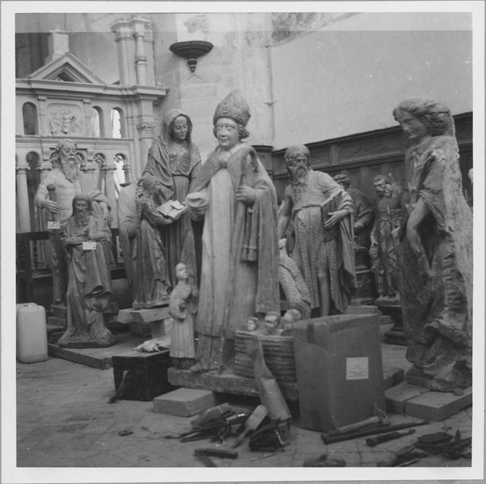 Groupe sculpté : Saint Nicolas et donateur ; en arrière-plan, Groupes sculptés : Saint Jean-Baptiste et donateur ; Éducation de la Vierge, vue partielle ; Statues : Saint Jean-Baptiste ; Saint Jacques le Mineur,  Ange de l'Annonciation, vue partielle