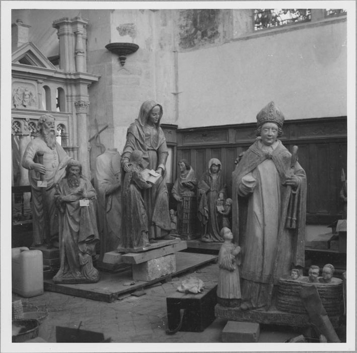 Groupe sculpté : Éducation de la Vierge, vue de trois-quart avant droit ; autres groupes sculptés : Saint Jean-Baptiste et donateur ; Saint Nicolas et donateur ; Education de la Vierge ; Statues : Saint Jacques le Mineur, vue partielle