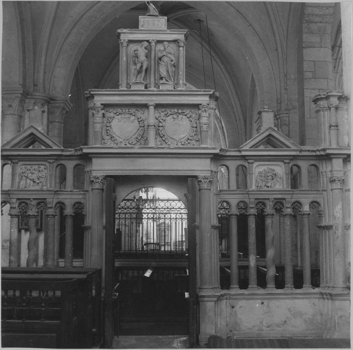 Clôture de la chapelle du Paradis, vue partielle ; statuettes : saint Sébastien, David