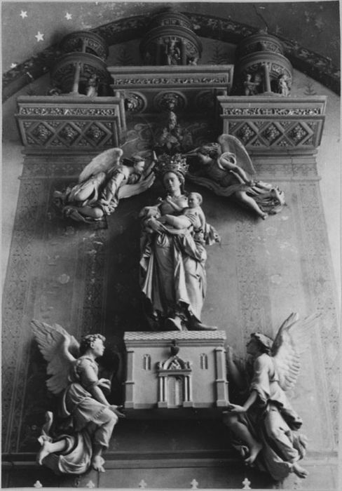 Groupe sculpté (haut-relief) : Notre-Dame de Lorette, Vierge à l'Enfant et quatre anges, Dieu le Père