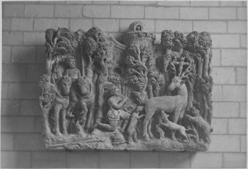 Haut-relief : Chasse de saint Hubert, après restauration (1978)