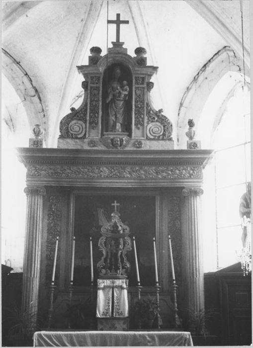 Maître-autel et retable, vue partielle ; Tabernacle et exposition ; Statue : Vierge à l'Enfant