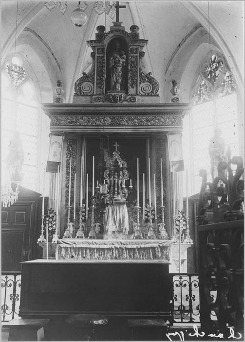 Maître-autel et retable ; Tabernacle et exposition ; Statue : Vierge à l'Enfant