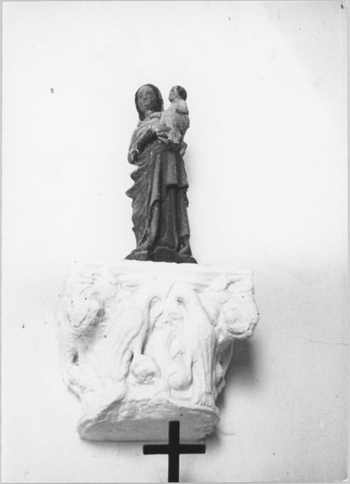 Statue : Vierge à l'Enfant ; Chapiteau (socle de la statue de la Vierge à l'Enfant)