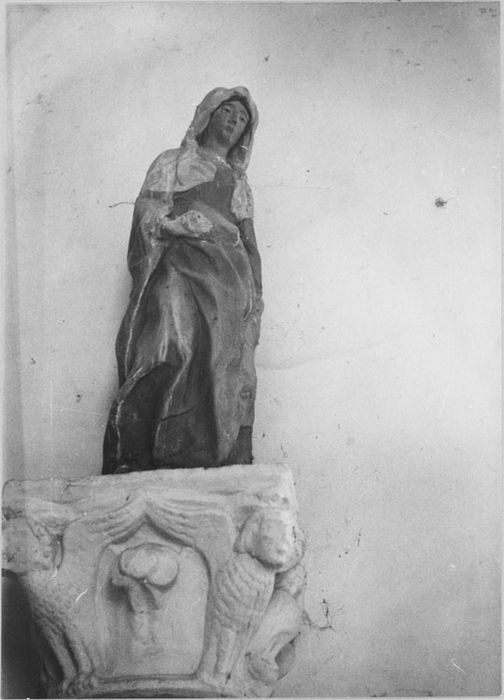 Statue : Sainte femme ; Chapiteau (socle de la statue d'une Sainte Femme), vue partielle