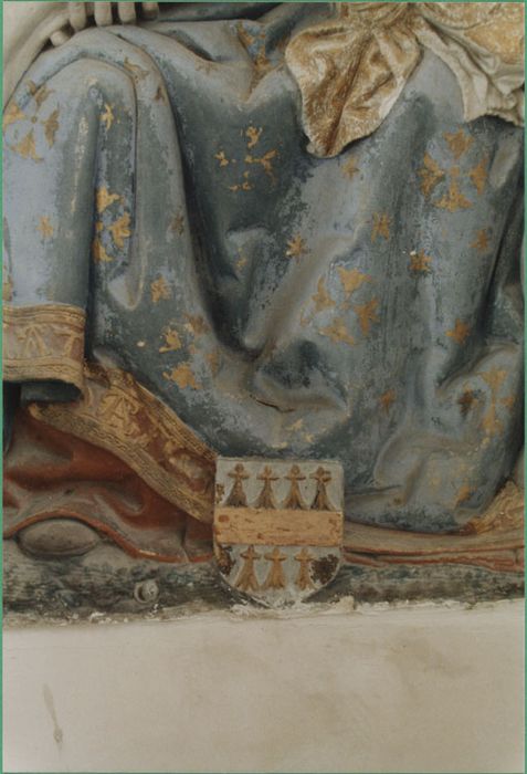 Groupe sculpté : Vierge de Pitié, détail (manteau de la Vierge)